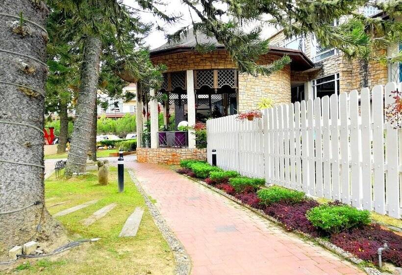 فندق Century Pines Resort