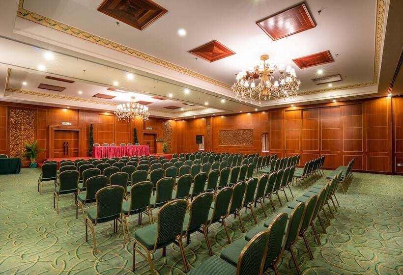 فندق Century Pines Resort