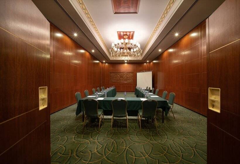 فندق Century Pines Resort