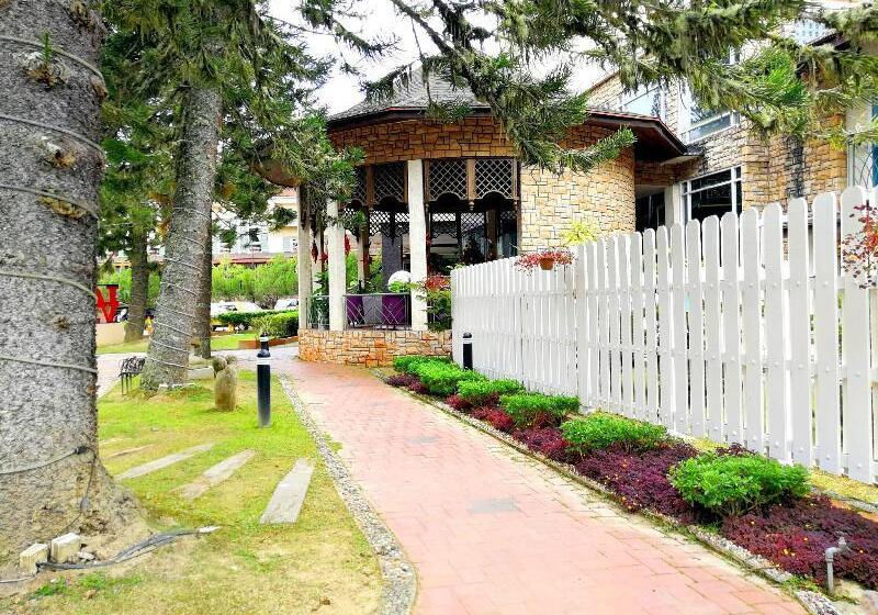 فندق Century Pines Resort