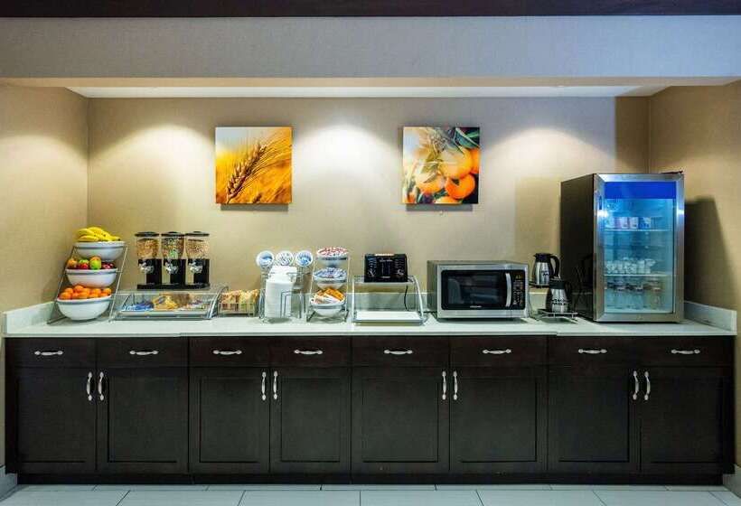 Отель Comfort Suites Houston West At Clay Road