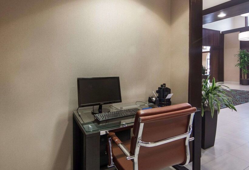 Отель Comfort Suites Houston West At Clay Road