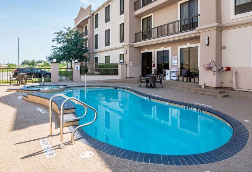 Отель Comfort Suites Houston West At Clay Road