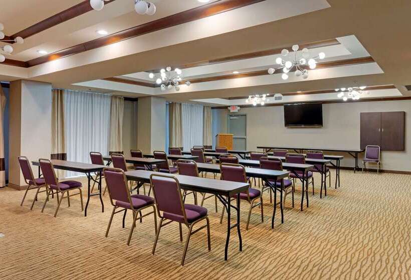 Отель Comfort Suites Little Rock West