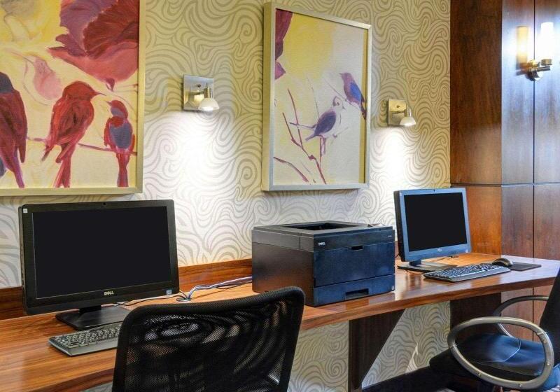 Отель Comfort Suites Little Rock West