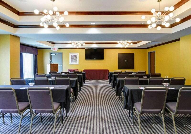 Отель Comfort Suites Little Rock West