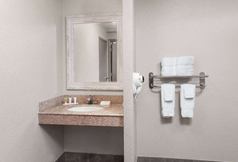 فندق Days Inn By Wyndham Melbourne