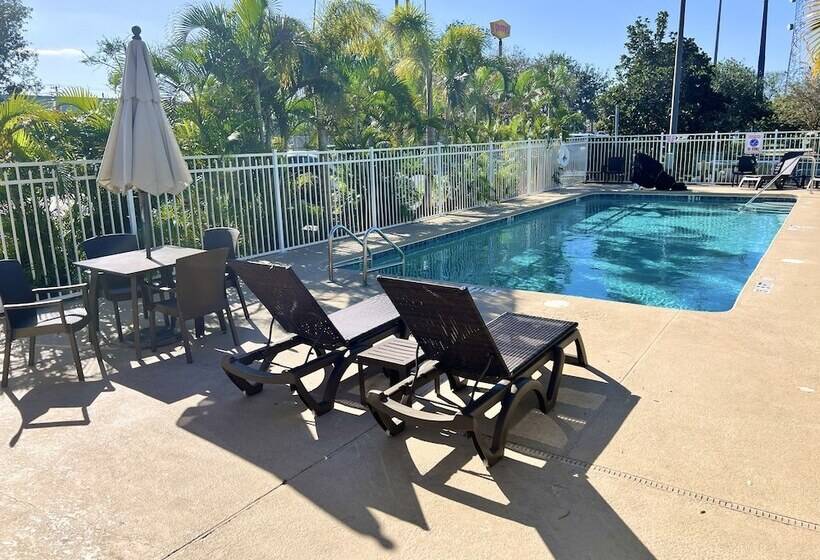 فندق Days Inn By Wyndham Melbourne