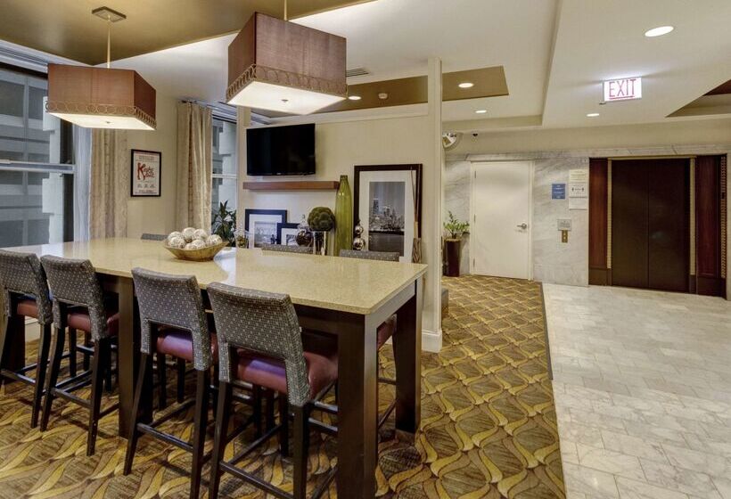 هتل Hampton Inn Majestic Chicago Theatre District