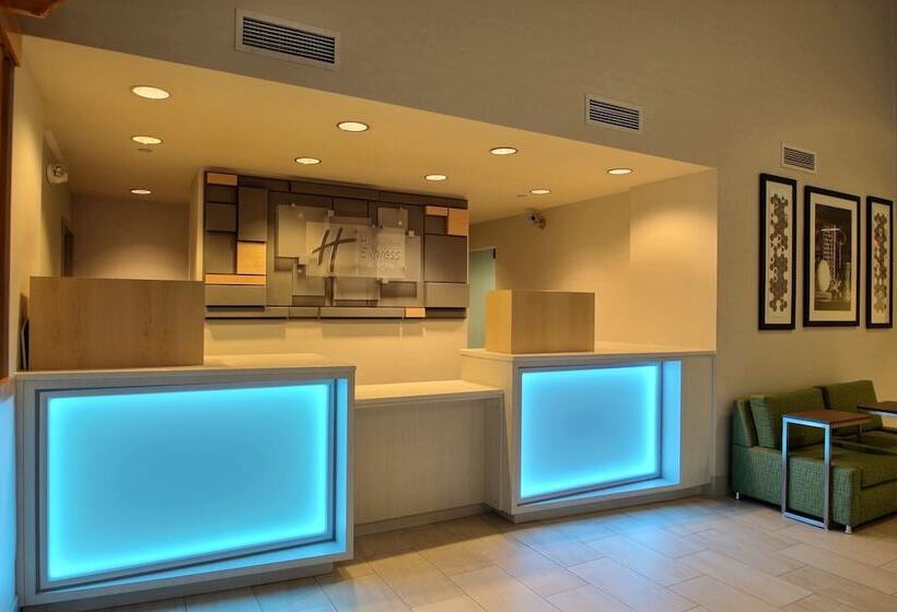 Holiday Inn Express Hotel & Suites Milwaukee Airport, An Ihg