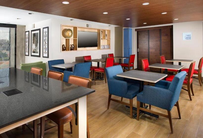 Отель Holiday Inn Express & Suites San Antonio Downtown Market Area, An Ihg