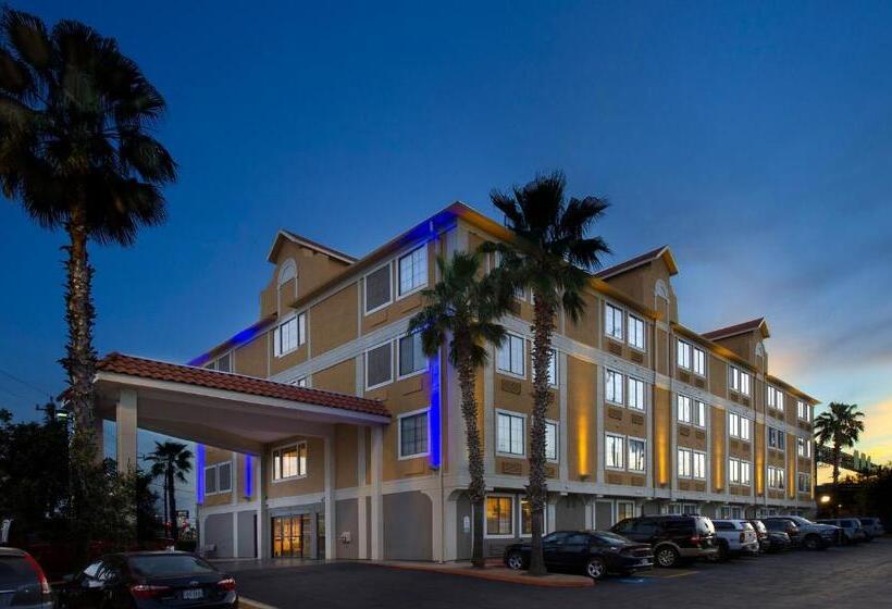 Отель Holiday Inn Express & Suites San Antonio Downtown Market Area, An Ihg