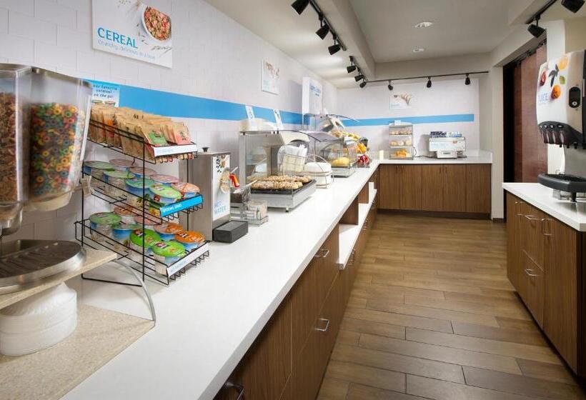 Отель Holiday Inn Express & Suites San Antonio Downtown Market Area, An Ihg