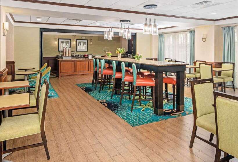 هتل La Quinta Inn & Suites By Wyndham Corpus Christin Padre Isl