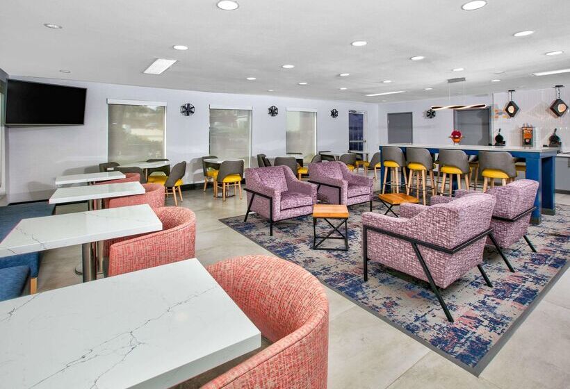 호텔 La Quinta By Wyndham Dallas   Las Colinas