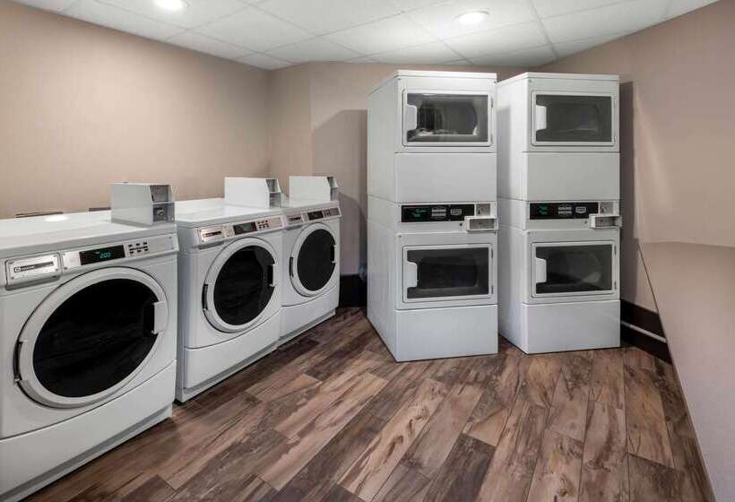 בית מלון כפרי La Quinta By Wyndham Fairbanks Airport