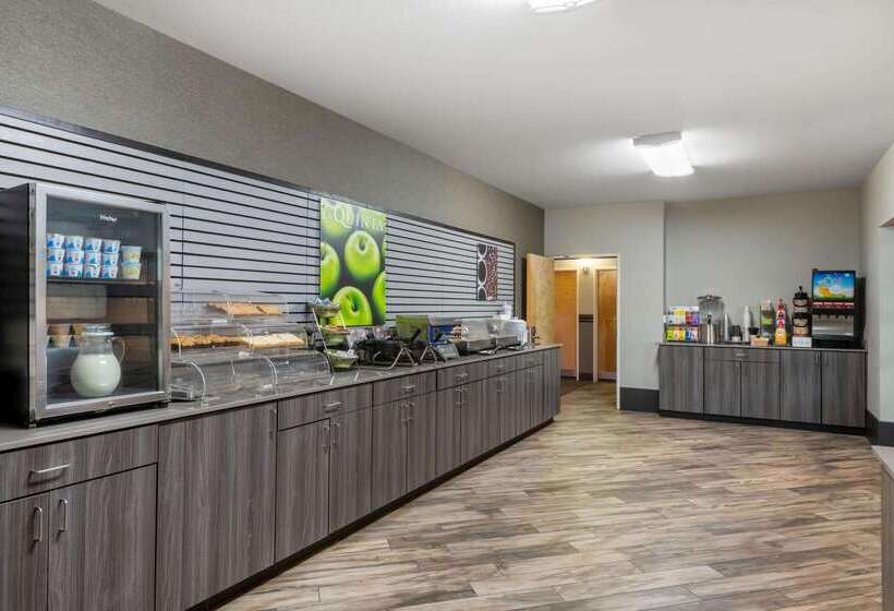 בית מלון כפרי La Quinta By Wyndham Fairbanks Airport