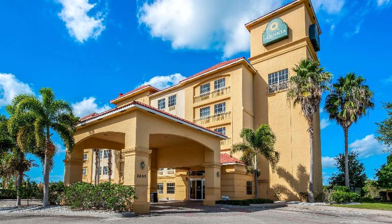 בית מלון כפרי La Quinta Inn & Suites By Wyndham Ft. Pierce