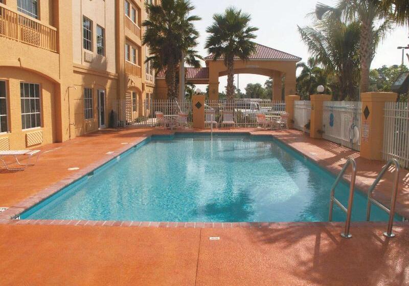 בית מלון כפרי La Quinta Inn & Suites By Wyndham Ft. Pierce