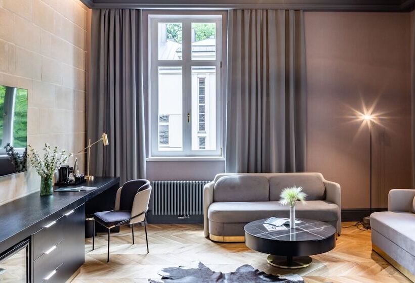 هتل Lion S Castle