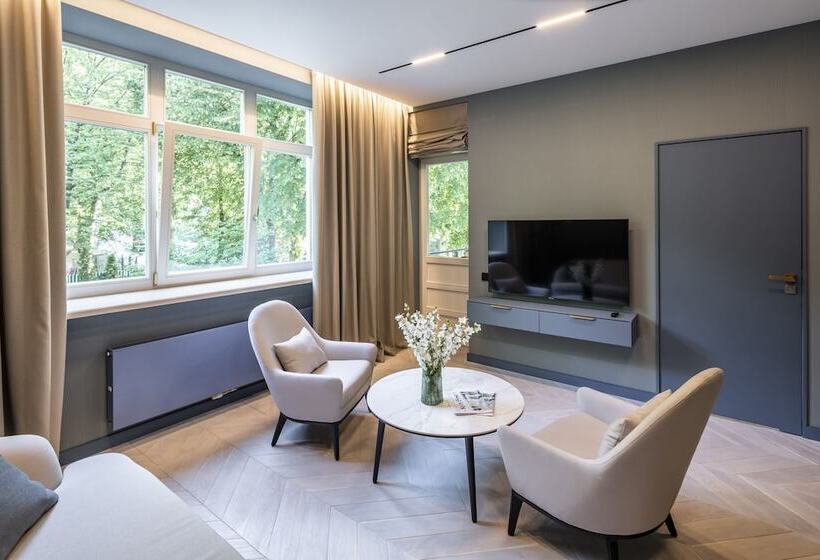 هتل Lion S Castle