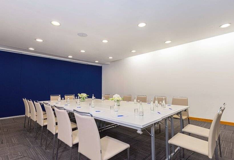 Отель NH Queretaro