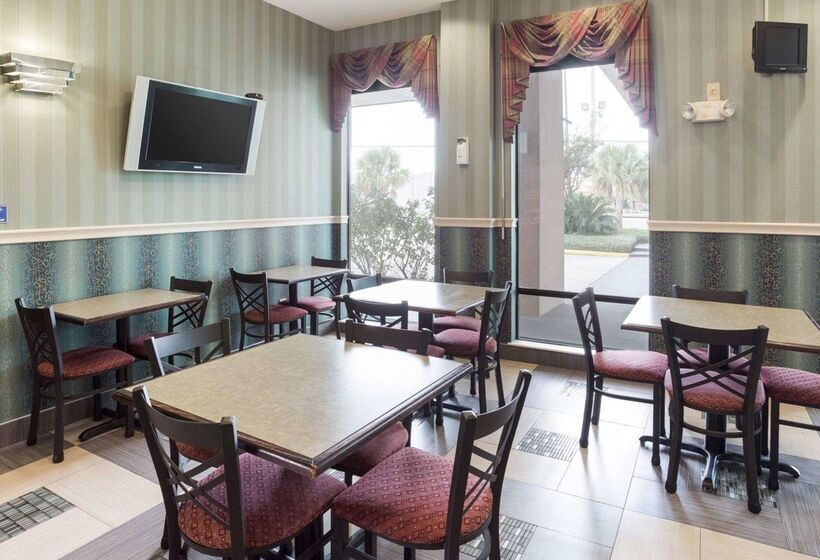 酒店 Rodeway Inn & Suites