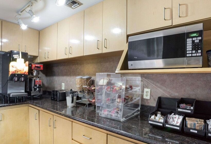 酒店 Rodeway Inn & Suites