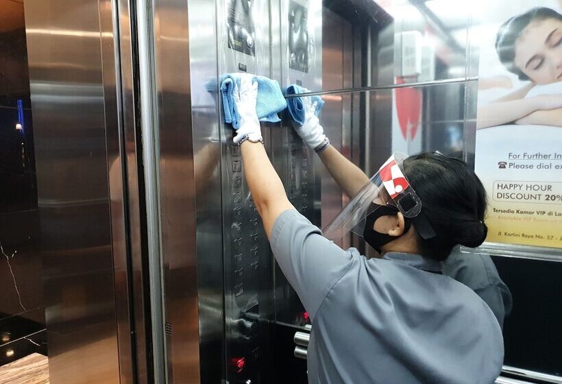 Отель Swissbel Mangga Besar