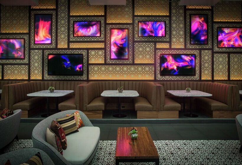 هتل Thewit Chicago, A Hilton