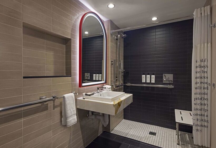 هتل Thewit Chicago, A Hilton