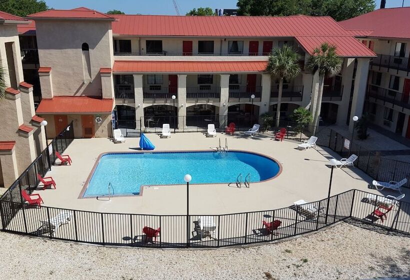 酒店 Tricove Inn & Suites