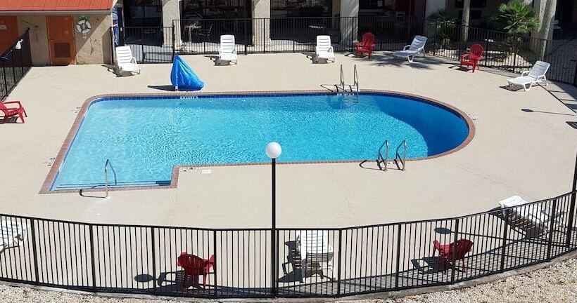 酒店 Tricove Inn & Suites