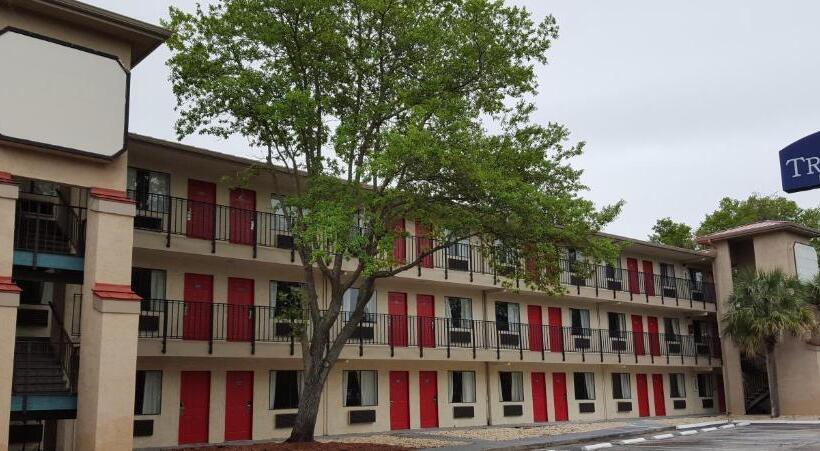 酒店 Tricove Inn & Suites