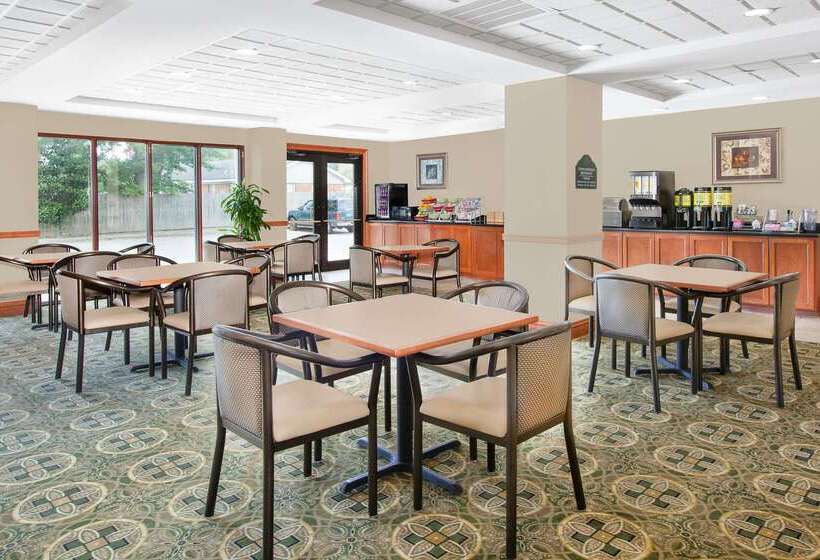 هتل Wingate By Wyndham Lafayette Airport