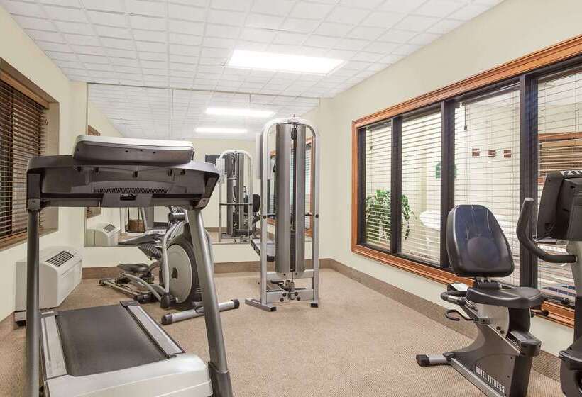 هتل Wingate By Wyndham Lafayette Airport