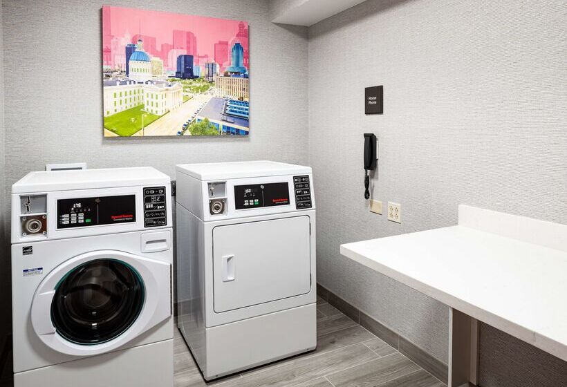 Hampton Inn & Suites St. Louis At Forest Park