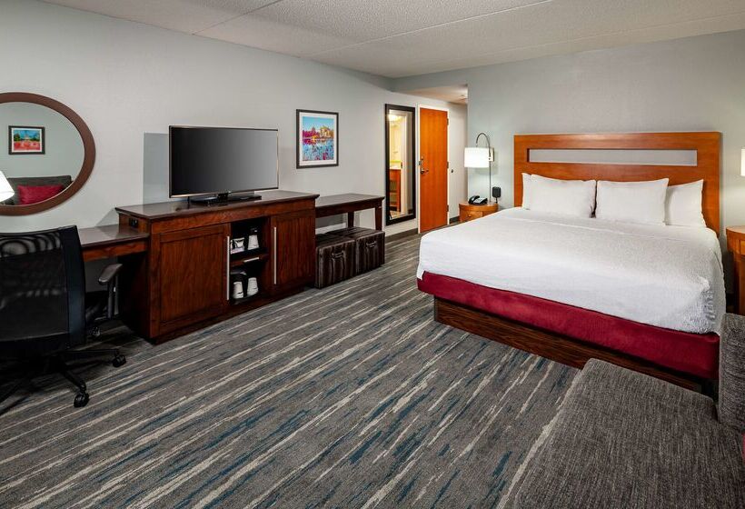 Hampton Inn & Suites St. Louis At Forest Park