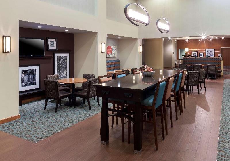 Hampton Inn & Suites St. Louis At Forest Park