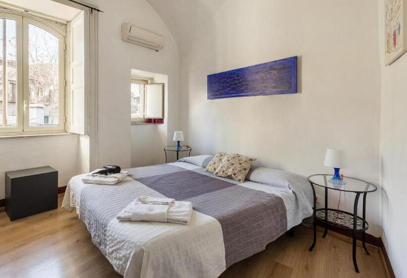 مسافرخانه Da Gianni E Lucia Rooms With Bathroom In The City Center