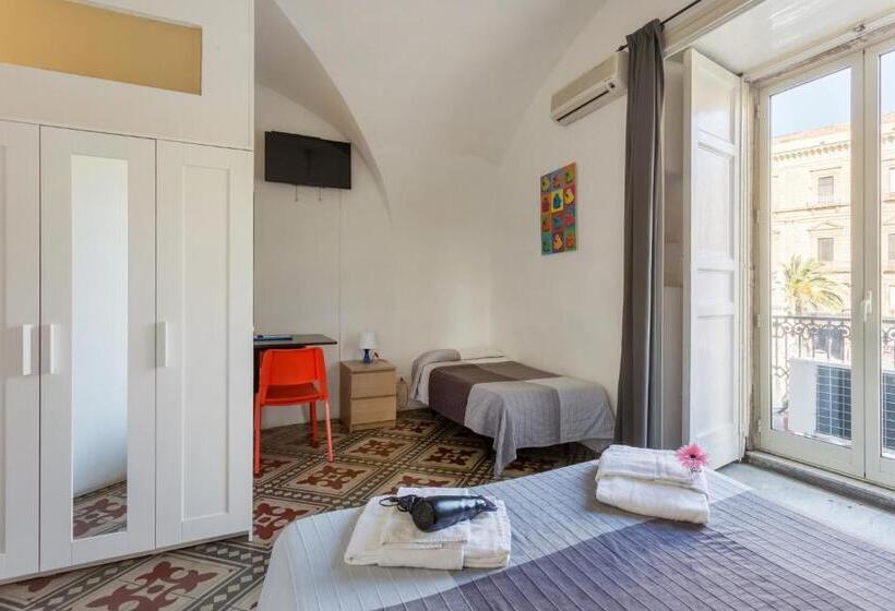 مسافرخانه Da Gianni E Lucia Rooms With Bathroom In The City Center