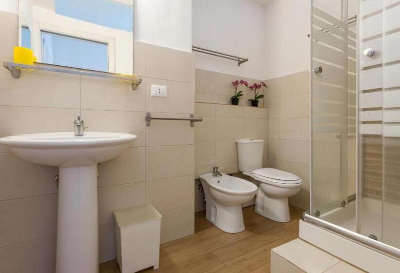 مسافرخانه Da Gianni E Lucia Rooms With Bathroom In The City Center