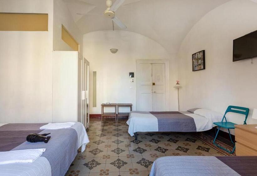 مسافرخانه Da Gianni E Lucia Rooms With Bathroom In The City Center