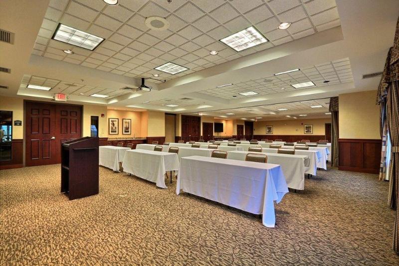 ホテル Comfort Suites Grand Rapids North