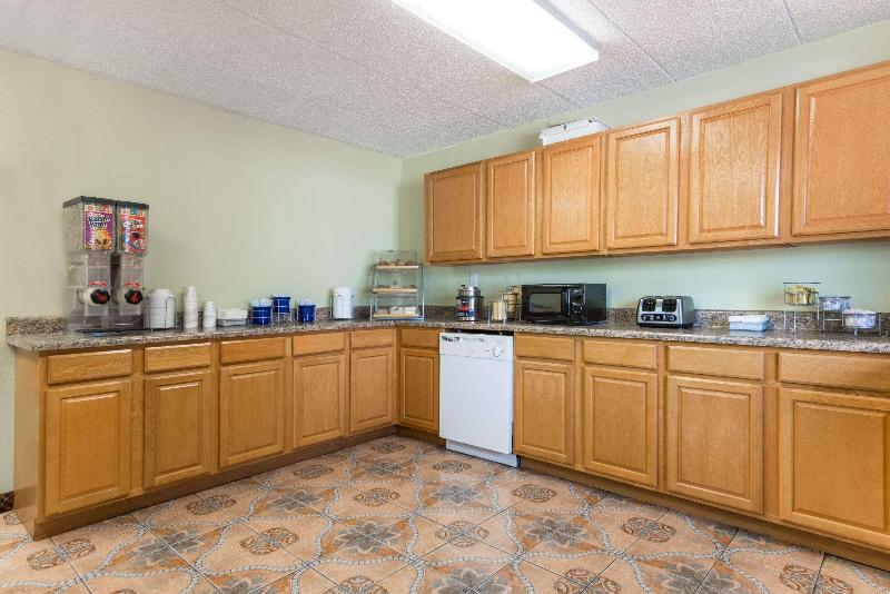 호텔 Days Inn & Suites By Wyndham Springfield On I44