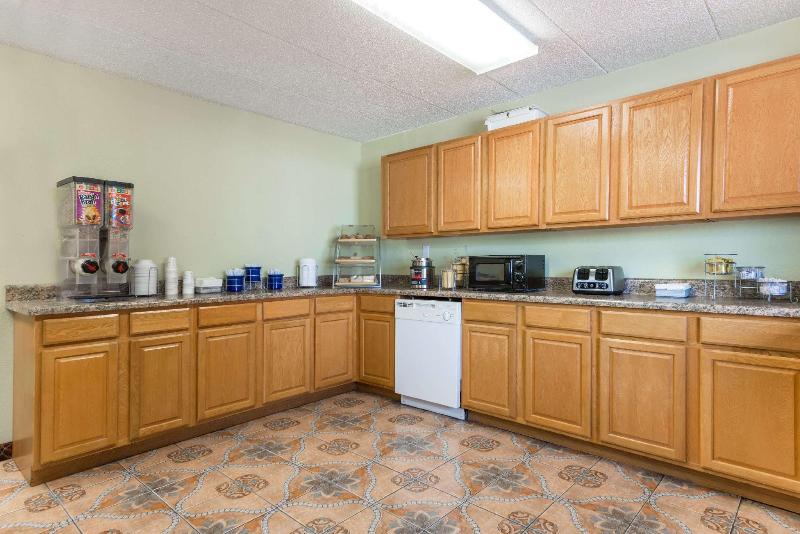 호텔 Days Inn & Suites By Wyndham Springfield On I44