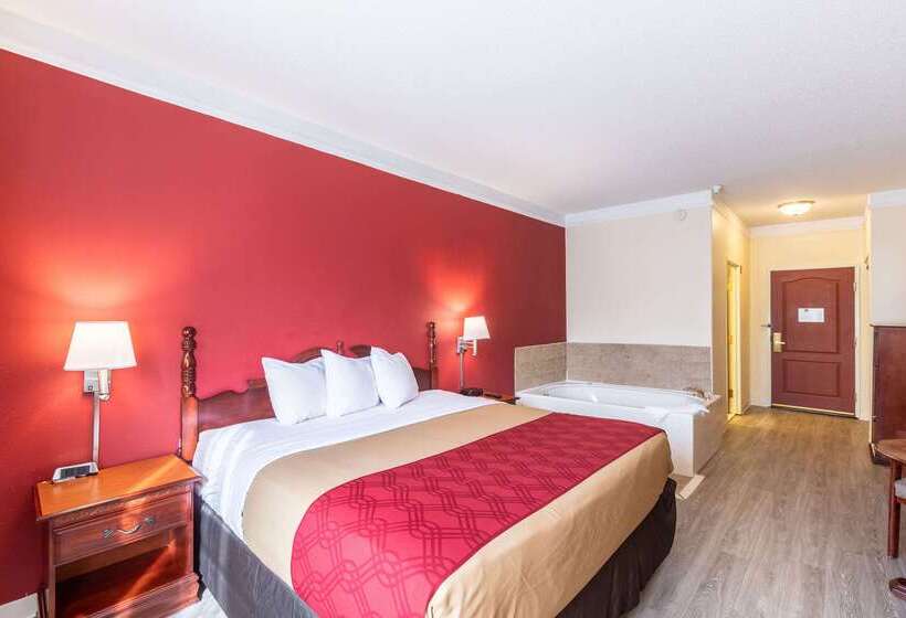 فندق Econo Lodge  Inn & Suites