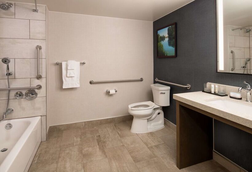 فندق Embassy Suites By Hilton Sacramento Riverfront Promenade