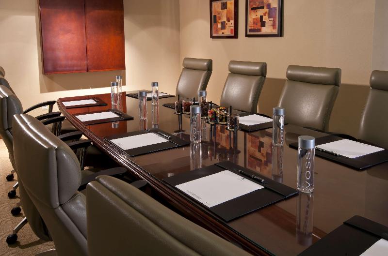 فندق Embassy Suites By Hilton Sacramento Riverfront Promenade