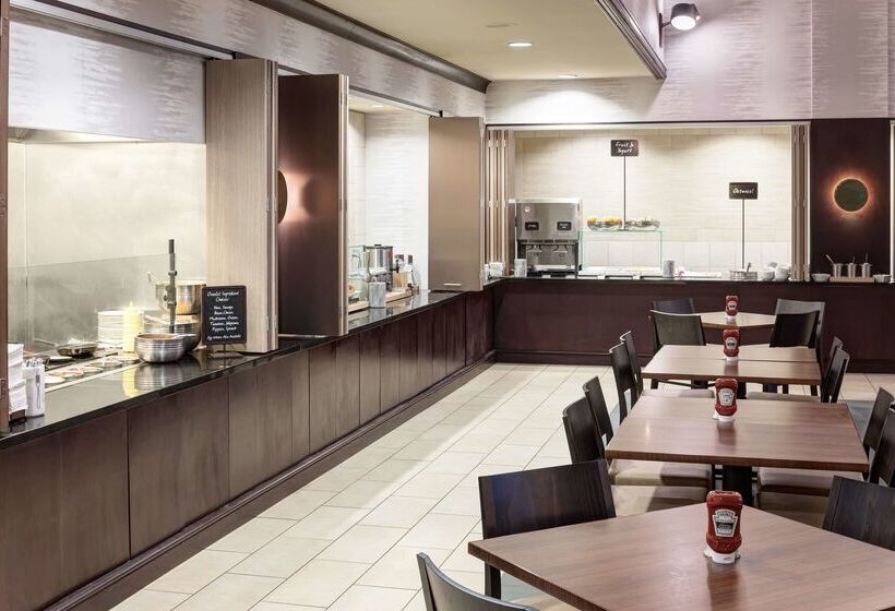 Отель Embassy Suites By Hilton Tampa Brandon